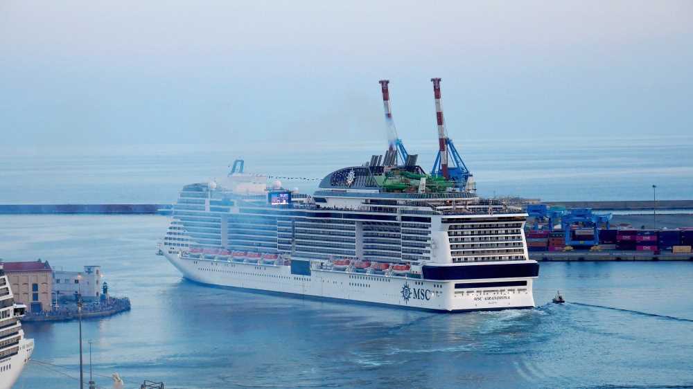 Turista cade da nave crociera, ufficiale la salva. L’incidente durante le operazioni di sbarco alle Bahamas, la donna non sapeva nuotare