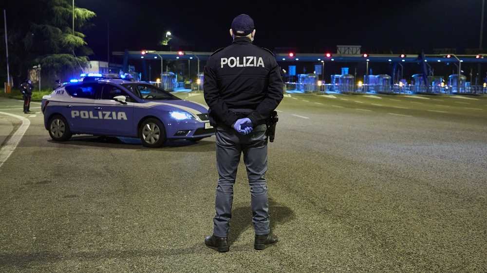 Turista francese, di religione ebraica, aggredito con il figlio in una stazione di servizio, insulti e calci per la kippah indossata