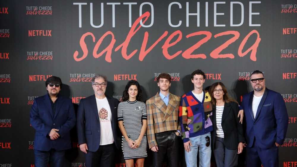 Tutto chiede salvezza: un'altalena di emozioni nell'euforica pazzia della vita