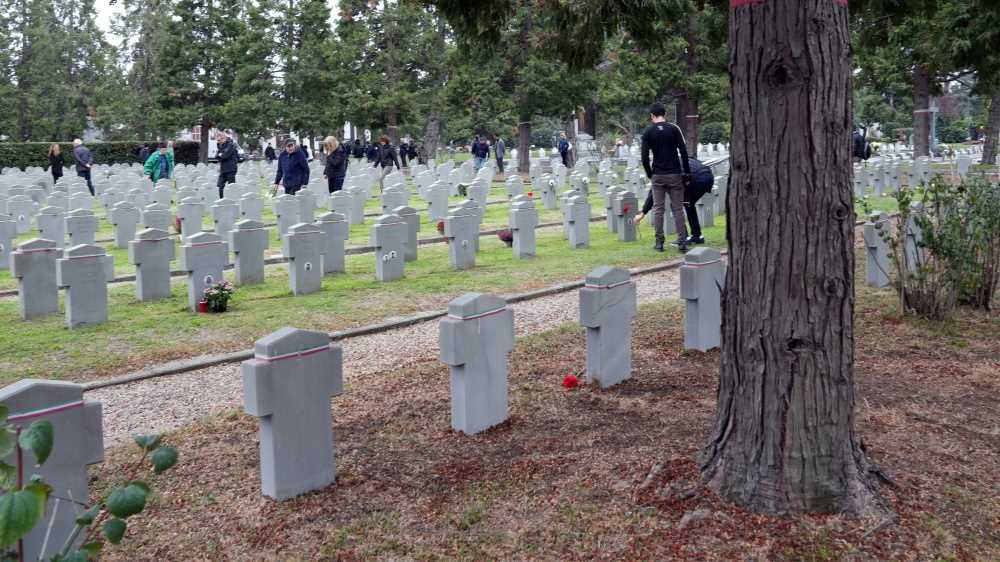 Un italiano su cinque in viaggio per il ponte di Ognissanti, oggi presi d'assalto i cimiteri