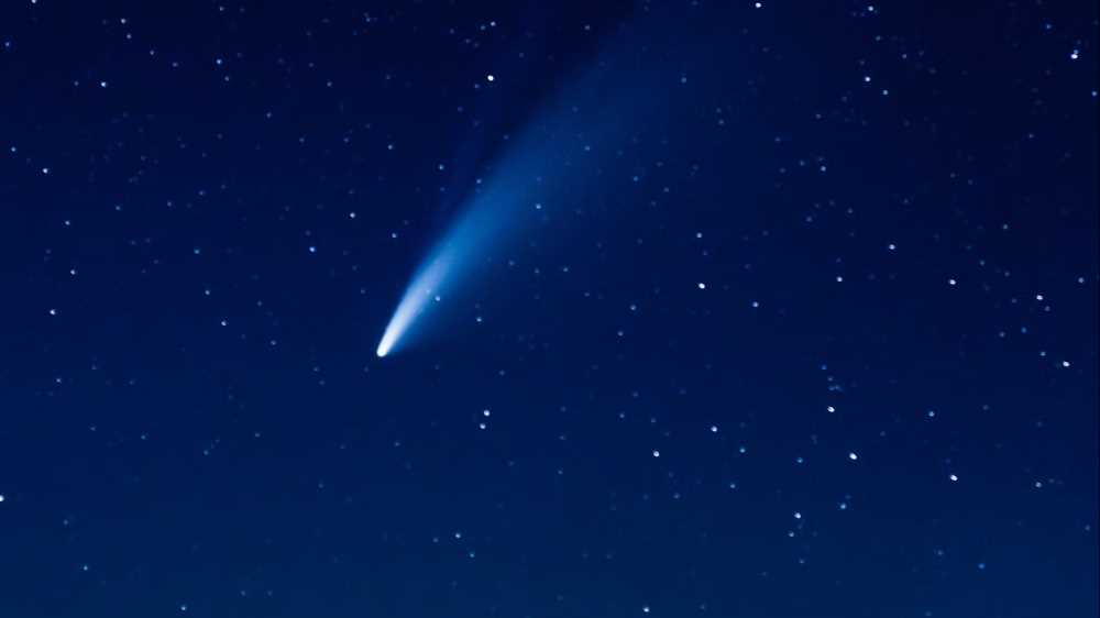 Un meteorite illumina d’azzurro il cielo notturno del Portogallo