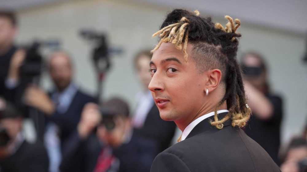 Una ragazza si è introdotta a casa di Ghali, lancio di oggetti e insulti contro il rapper