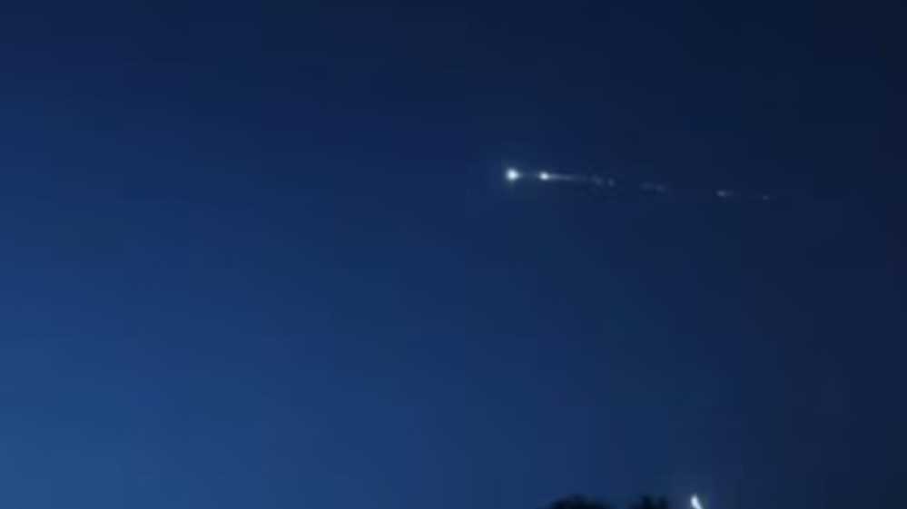 Una scia luminosa in cielo: si tratta davvero di un meteorite? Ecco cosa è accaduto in alta quota