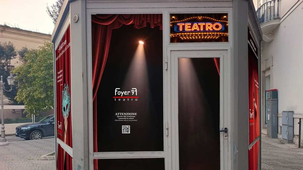 Una vecchia edicola diventa un teatro: sei posti disponibili e spettacoli ogni 15 minuti. Ecco dove...