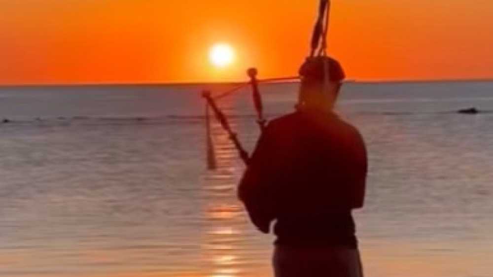 Uno zampognaro (in piena estate) sul lungomare di Pescara, ecco cosa è accaduto