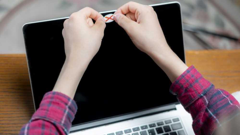 Urbino, professore dell’Accademia di Belle Arti fa sesso durante la Dad, si scusa e si dimette