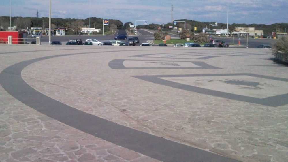 Vende un bimbo di due anni sulla spiaggia di Ostia: denunciato
