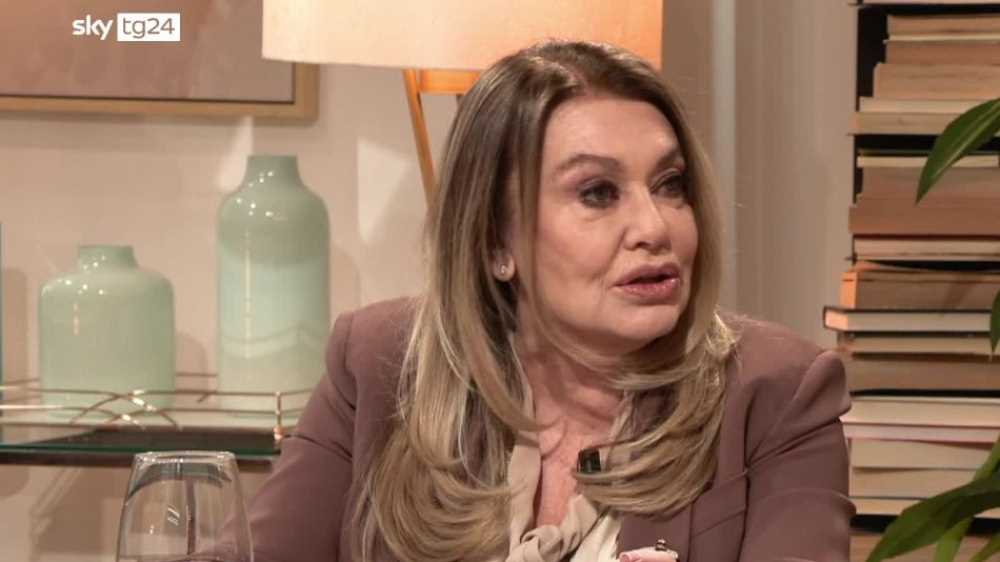 Veronica Lario (ex moglie di Silvio Berlusconi) dopo 15 anni rilascia un'intervista. Ecco la bomba di Maria Latella