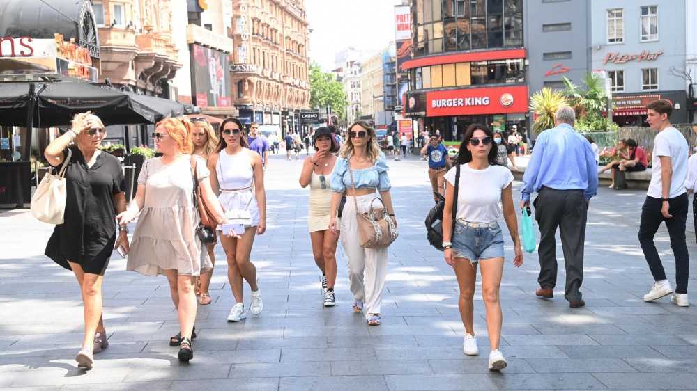 Via tutte le restrizioni, gli inglesi, stanchi del lockdown hanno festeggiato in massa nei locali notturni