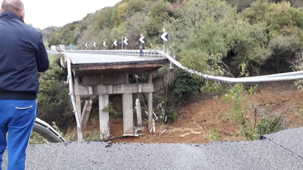 Viadotto crollato sulla A6, ecco il video della frana