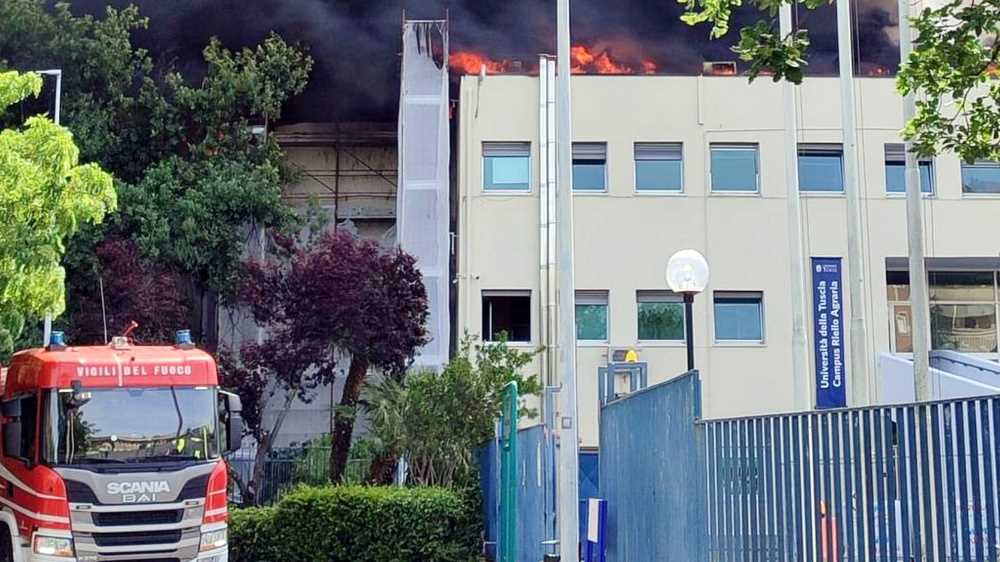Viterbo: spavento all'Università della Tuscia, in fiamme il tetto, non ci sono feriti, evacuati più edifici