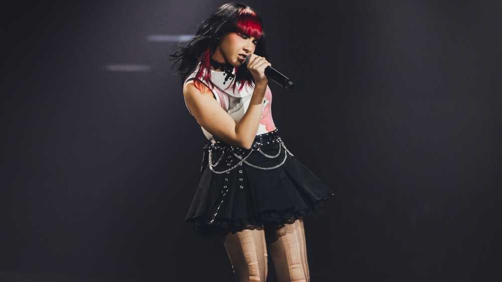 X Factor 2025. Trionfa Rob con "Cento ragazze" e festeggia sotto una pioggia di coriandoli