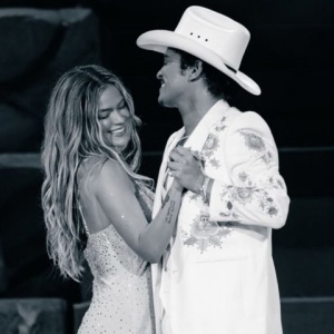 Drake spiazza tutti sul palco con Karol G, ma la reazione social di Bruno Mars è epica! Drake spiazza tutti sul palco con Karol G, ma la reazione social di Bruno Mars è epica!