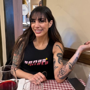 Il tatuaggio di Cleo dopo Sanremo: sul braccio il volto di Carlo Conti Il tatuaggio di Cleo dopo Sanremo: sul braccio il volto di Carlo Conti