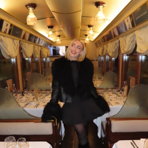 Listening party in tram: Mara Sattei sorprende i fan a Milano