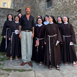 Lorenzo Jovanotti e il legame speciale con le Clarisse di Cortona: un incontro tra ricordi, fede e ricerca della felicità Lorenzo Jovanotti e il legame speciale con le Clarisse di Cortona: un incontro tra ricordi, fede e ricerca della felicità