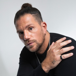 Sanremo 2026, Enrico Nigiotti in gara con il brano “Ogni volta che non so volare”