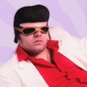 TonyPitony conquista Sanremo e il Disco d’Oro: il fenomeno virale che fa parlare anche il cinema