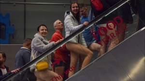 'No Pants Tube Ride 2023': i londinesi tornano a girare la città senza pantaloni