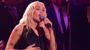 È fuori Flowers, il nuovo singolo di Miley Cyrus.