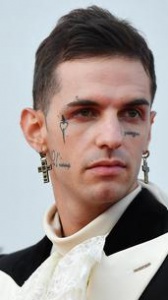 Achille Lauro, con il nuovo singolo Io e te in uscita domani firma la colonna sonora di Anni da cane