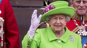 Addio alla Regina Elisabetta, ecco tutti i film e le serie tv più celebri per ricordarla al meglio 