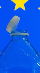 Addio vecchio tappo in plastica, ecco come cambiano le bottiglie dal prossimo 3 luglio