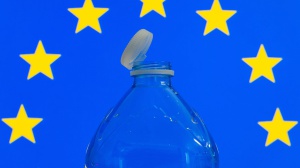 Addio vecchio tappo in plastica, ecco come cambiano le bottiglie dal prossimo 3 luglio