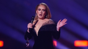 Adele ricomincia a bere: "Questo è il tempo del vino rosso"