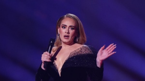 Adele rinvia tutti i concerti: “Su ordine dei medici, non ho altra scelta”