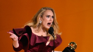 Adele spiega il meme virale dell'NBA negando di aver fatto il filler alle labbra