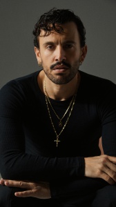 Aiello su Radio Zeta racconta il singolo ‘Tutto sbagliato’: “Un abbraccio che non soffoca, leggero ma profondo”