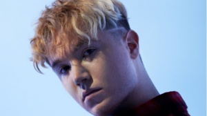 Alfa ospite di Radio Zeta: per tutta la settimana il cantante vi aiuterà a trovare la vostra direzione