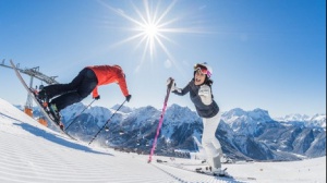 Alla ricerca di animali e costellazioni: il nuovo trend del 2022 è un magico viaggio notturno sulla neve