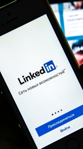 Anche LinkedIn aggiunge le spunte di verifica per i profili degli utenti 