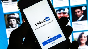 Anche LinkedIn aggiunge le spunte di verifica per i profili degli utenti 