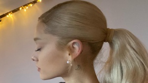 Ariana Grande cambia look. Perché ora è bionda?
