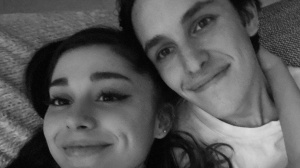 Ariana Grande condivide una rara foto del marito Dalton Gomez