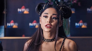 Ariana Grande e Ethan Slater avvistati insieme a Disney World. Ecco le immagini
