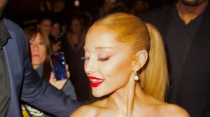 Ariana Grande e la dedica nascosta al fidanzato Ethan Slater