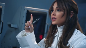 Ariana Grande risponde a un hater lasciando il web senza parole. Ecco il video! 