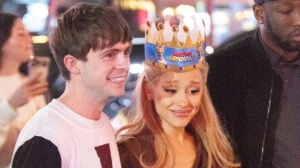 Ariana Grande supporta il fidanzato Ethan Slater alla prima del suo spettacolo a Broadway