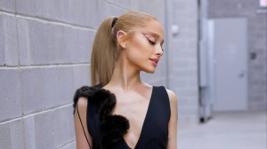Ariana Grande svela la tracklist di “Eternal Sunshine” e parla del fidanzato Ethan Slater