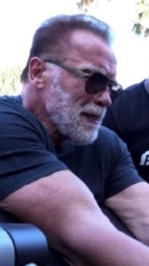 Arnold Schwarzenegger mostra i muscoli, ecco il video virale di Terminator
