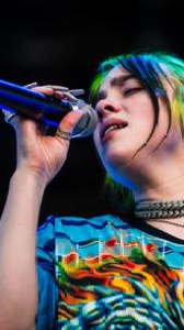 Billie Eilish cade dal palco del Coachella