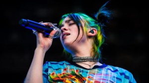 Billie Eilish cade dal palco del Coachella