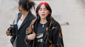 Billie Eilish svela un nuovo tatuaggio enorme sulla schiena. Ecco le foto!