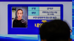 BTS: Jin è pronto per l’esercito e si taglia i capelli