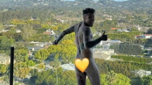 "Buongiorno stelline": Fedez nudo a Los Angeles. La vacanza super-social del rapper 