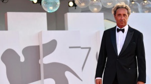 Cala il sipario su #Venezia78 e il film di Sorrentino conquista il Leone d'Argento, più il premio al miglior attore esordiente per Filippo Scotti 